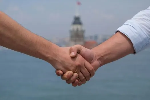 steadying — укреплять
