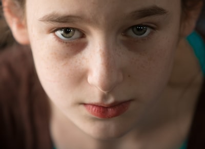 stare — пристально смотреть