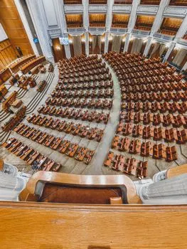 similar sentiment prevails among politicians — Аналогичные настроения распространены и среди политиков.