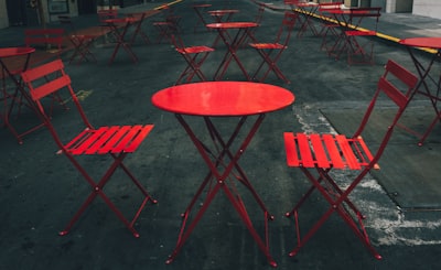 Sit down — садиться