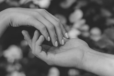 She holds out her hand — она протягивает руку