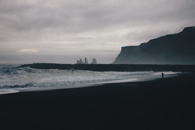 gloomy — мрачный