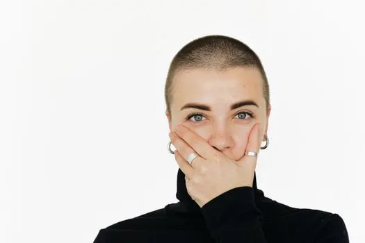 držati jezik za zubima — держать язык за зубами