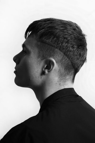 cropped hair — коротко стриженные волосы