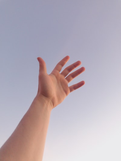 Raise your hand — поднять руку