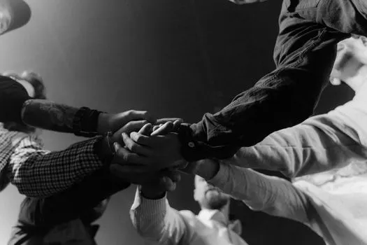 trabajar en equipo — сотрудничать