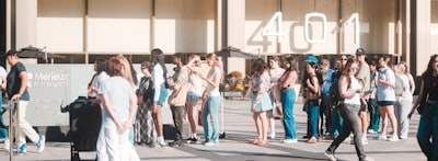 faire la queue — стоять в очереди