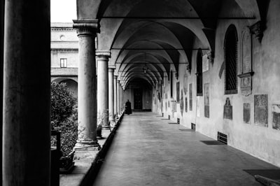 Cloistered — замкнутый