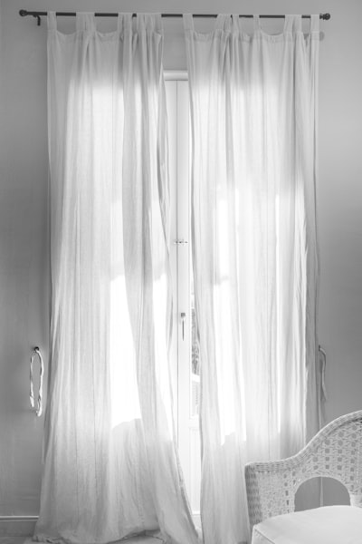 The curtains are hanging — шторы висят