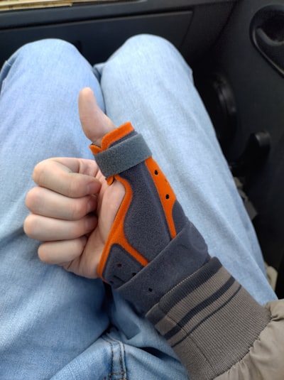 sprain — растяжение