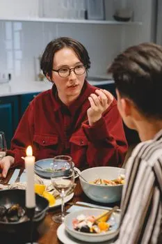 invite round for dinner — Пригласите гостей на ужин
