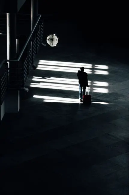 llegando tarde — опаздывая