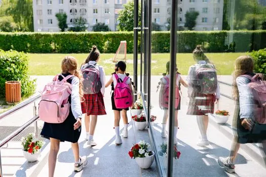 Get to school on time with your friends — Преходи в вовремя в школу с друзьями