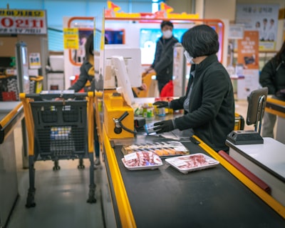 checkout counter — касса