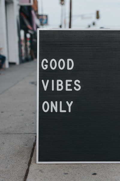 good vibes — позитивная атмосфера