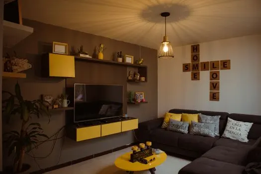 brighten up the room — оживить