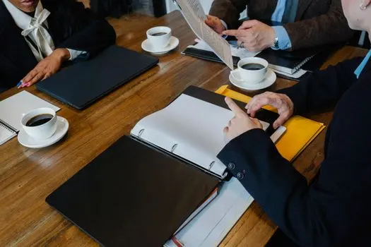 Hold a meeting — провести собрание