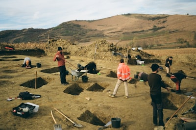 excavating — раскапывать
