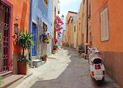 Narrow street — узкая улица