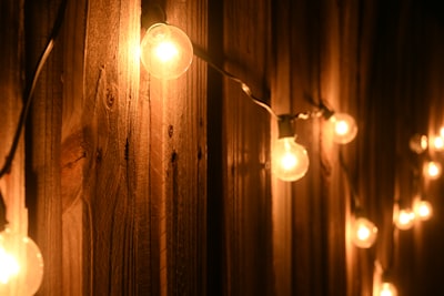 brightly lit — ярко освещённый