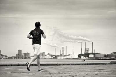 I'm running on fumes — я на последнем издыхании