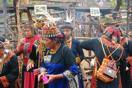 feuding ethnic groups — враждующие этнические группы