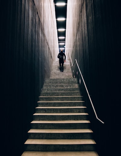 Going down the stairs — спускаясь по лестнице