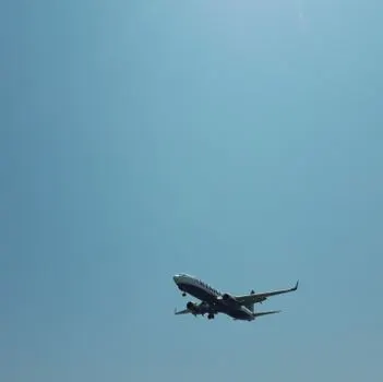 to board a plane — сесть на самолет