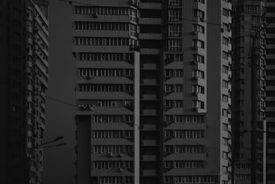 Dwell on — зацикливаться на