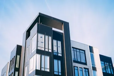 apartment building — многоквартирный дом