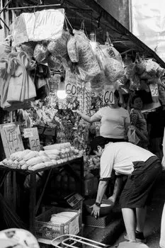 bargain hunter — охотник за выгодными покупками