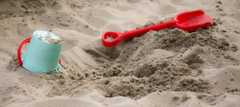 Pail and shovel — ведёрко и лопатка