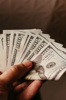 Économiquement — Экономно