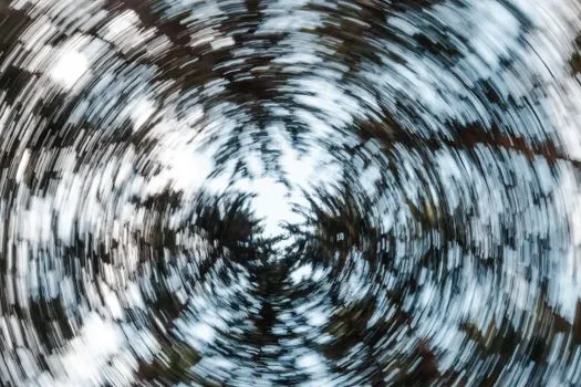 swirling — кружащийся