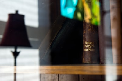 Book case — книжный шкаф