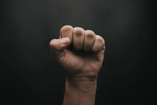 Overcome an obstacle with determination — Преодолейте препятствие с решимостью.