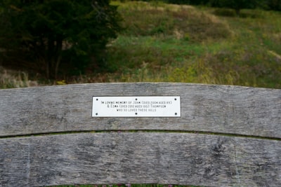 plaque — мемориальная доска