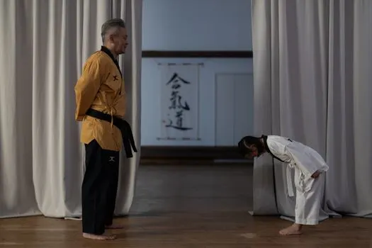 Deferential — почтительный