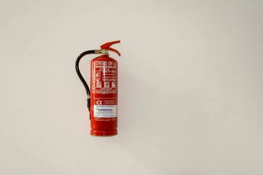 fire extinguisher — огнетушитель