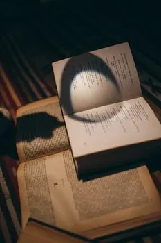 Reading between the lines — читать между строк