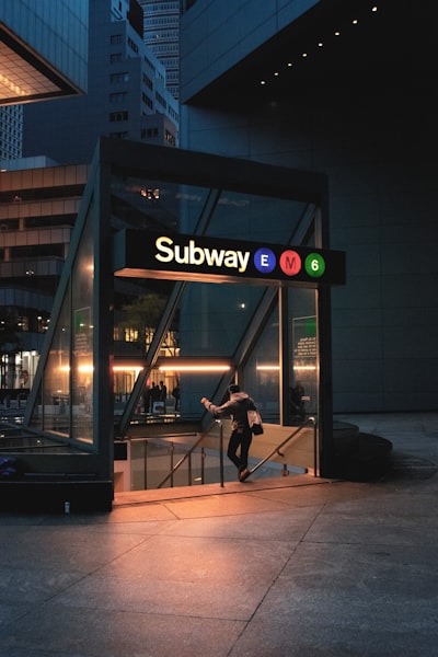 estación de metro — станция метро