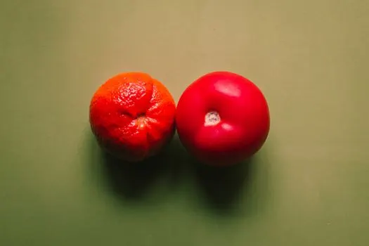 to juxtapose — сопоставлять