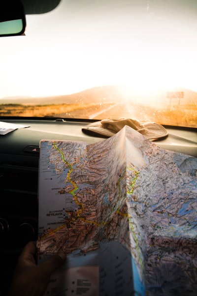 travel guide — путеводитель