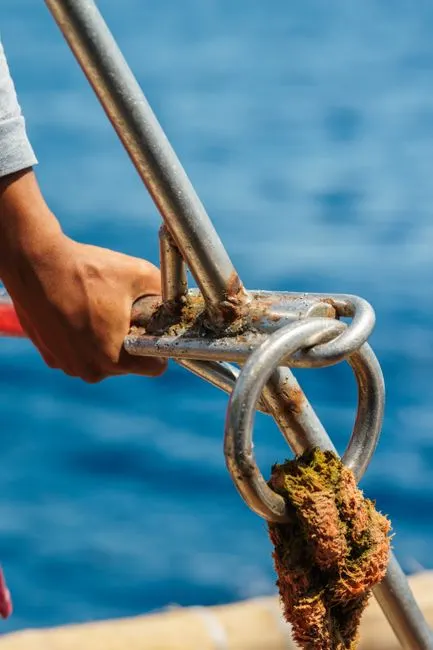 anchored — стоящий на якоре