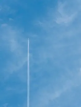 Contrail — конденсационный след (от самолета)