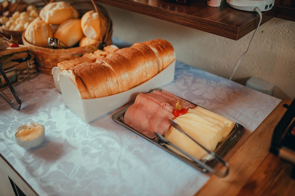 complimentary breakfast — бесплатный завтрак