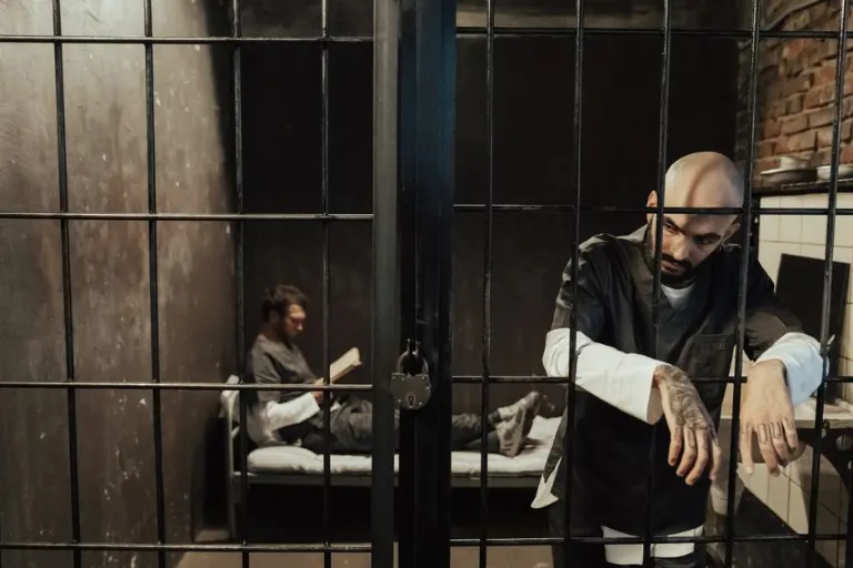 Break out — сбежать