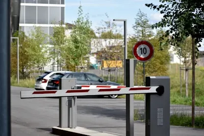 security gate — пункт досмотра