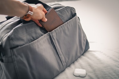 Pack a bag — собрать сумку