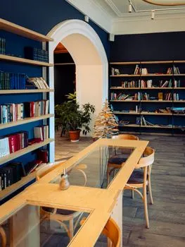 List room availability — Укажите наличие свободных номеров.